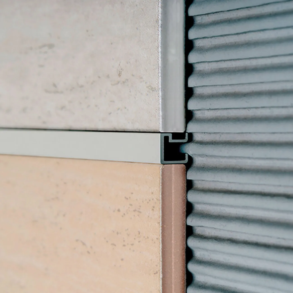 ALUMINIO LISTELLO CUAD 9X9 2,45M CROMO MATE